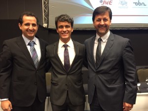 Ítalo Nogueira ladeado pelo atual presidente da Assespro Nacional, Jeovani Salomão, e pelo ex-presidente, Luiz Mário Luchetta. Divulgação