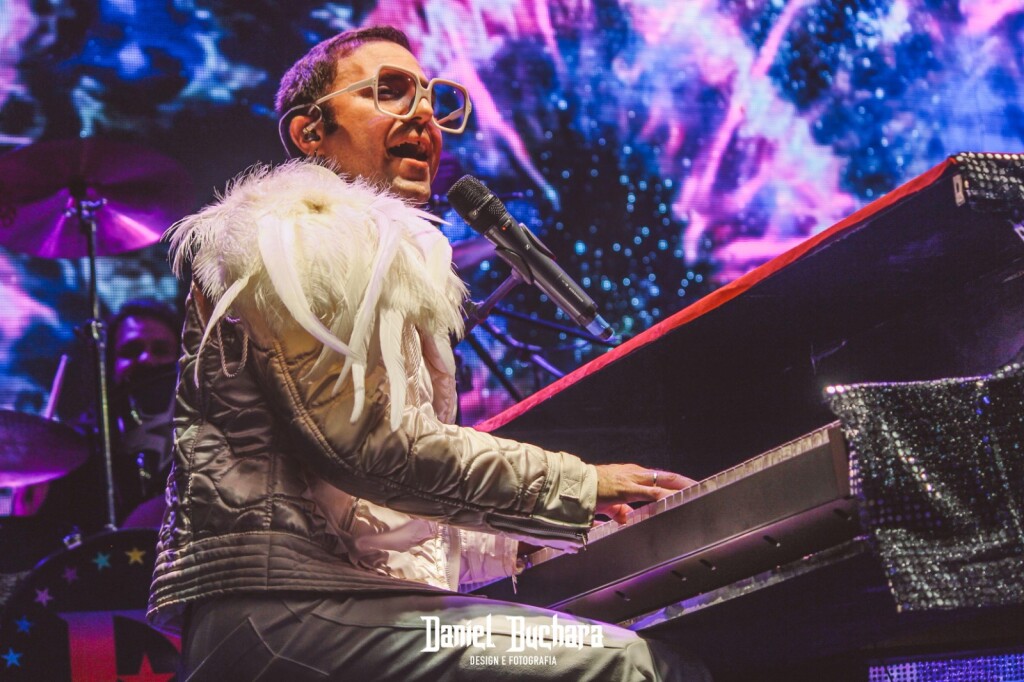 Elton John interpretado por Reafel Dentini. Foto Daniel Buchara.